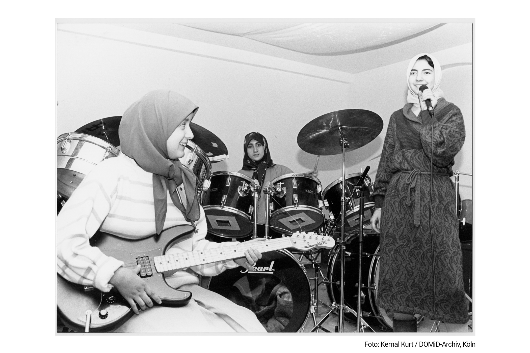 Eine Musikgruppe junger Türkinnen spielt 1987 in Berlin.