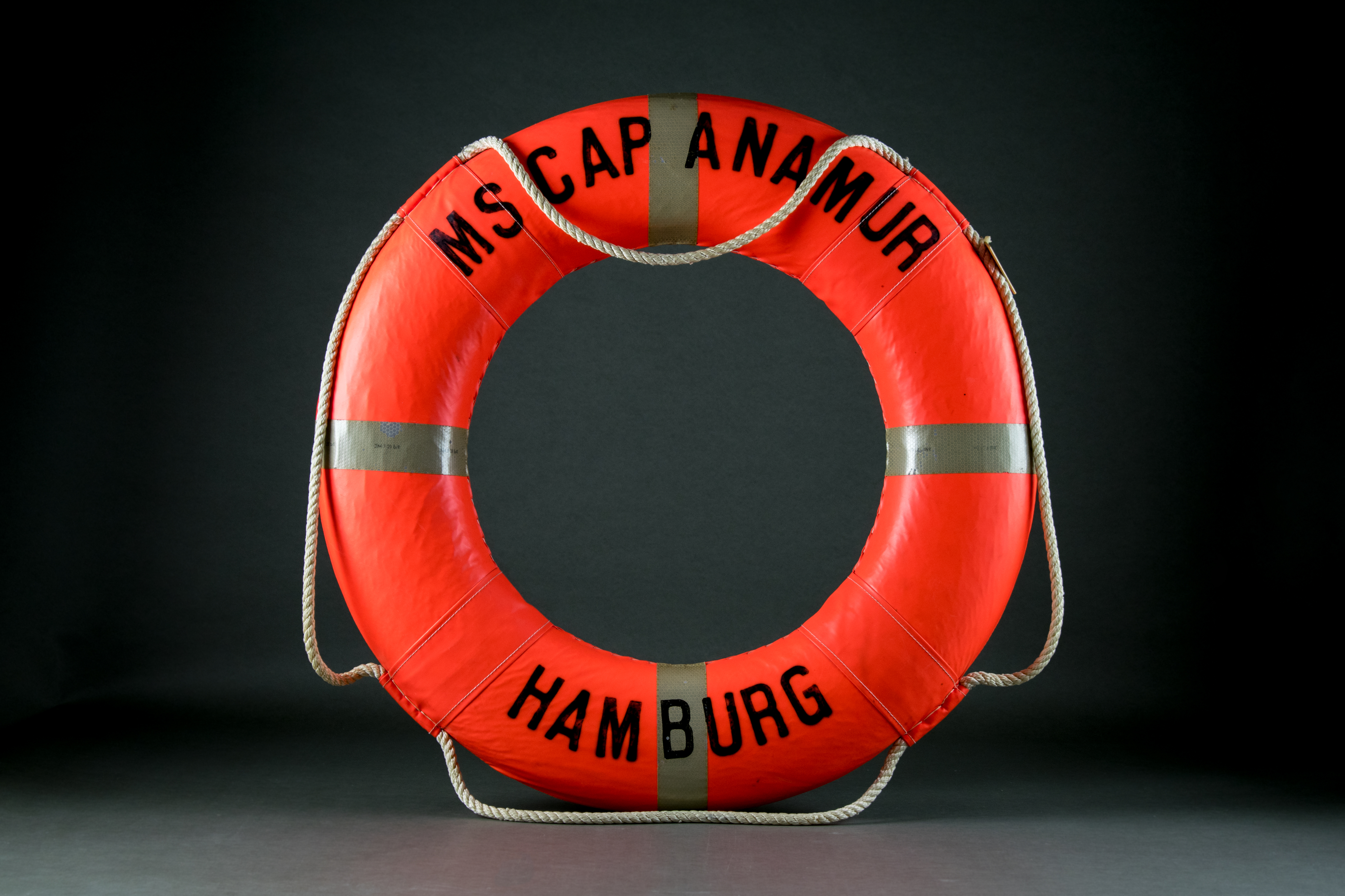 Life buoy from the hospital ship Cap Anamur I, with which almost 10,000 boat people were rescued from the South China Sea, c. 1980 © Thomas Huân Nguyễn, DOMiD-Archiv, Köln, E 1466,0003