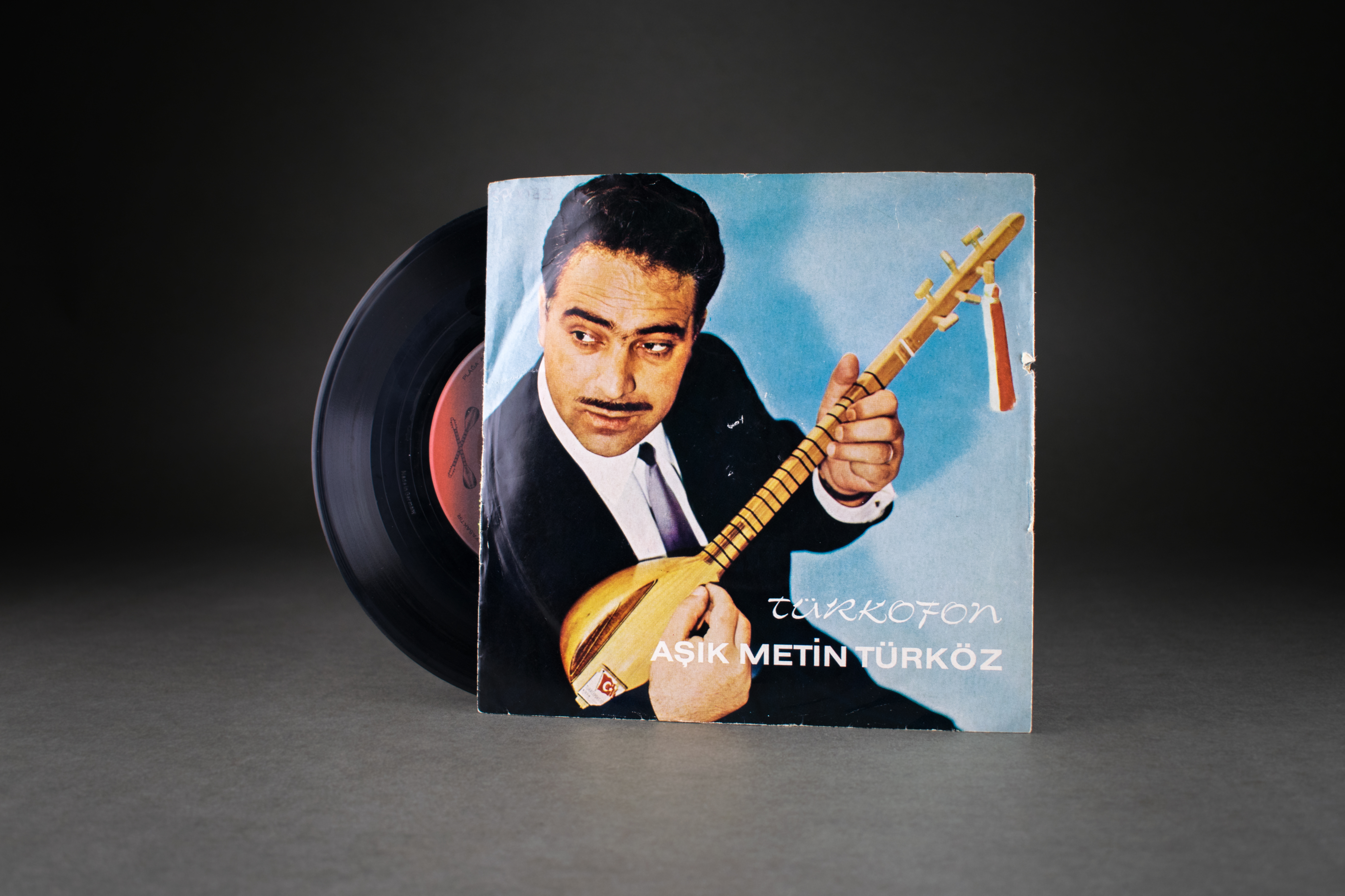 Record “Kabahat Tercümanda” by Metin Türköz, 1970s, turophone. DOMiD Archive, Cologne, BT 0204,0001 Metin Türköz was one of the best-known singers of so-called “guest worker music”. His songs reported on the everyday life of migrant workers, such as the song "Guten Morgen Mayistero". Many of them were socially critical, as the title "Gastarbayter Raus" makes clear.