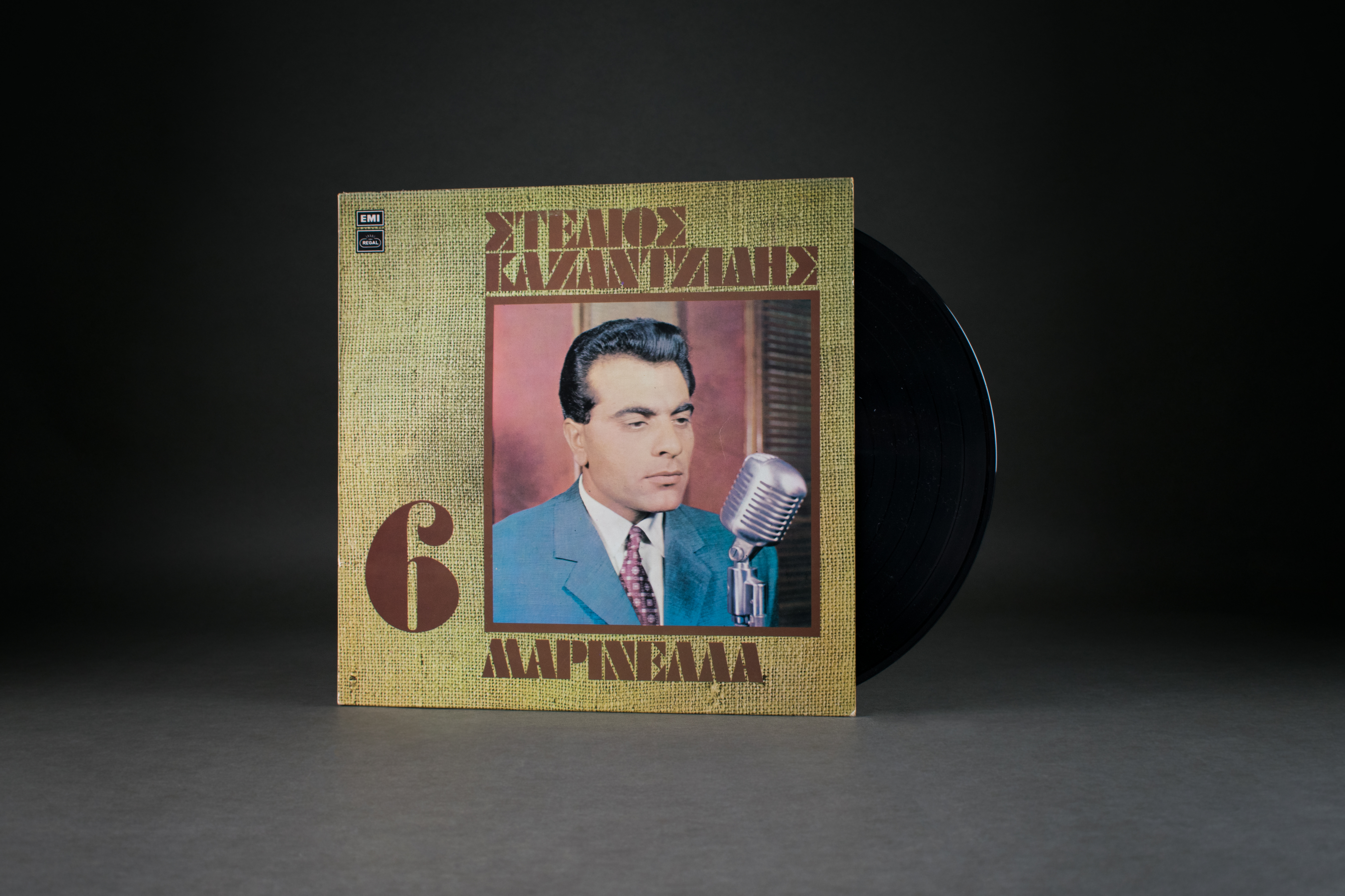 Long-playing record by Stelios Kazantzidis No.6., 1976. The Pontus-Greek singer Stelios Kazantzidis was one of the most popular singers among Greeks in Germany. In his songs he sang about homesickness, the longing for the abandoned homeland and gave a voice to the attitude towards life of the workers recruited from Greece. DOMiD Archive, Cologne, E 1473.0471
