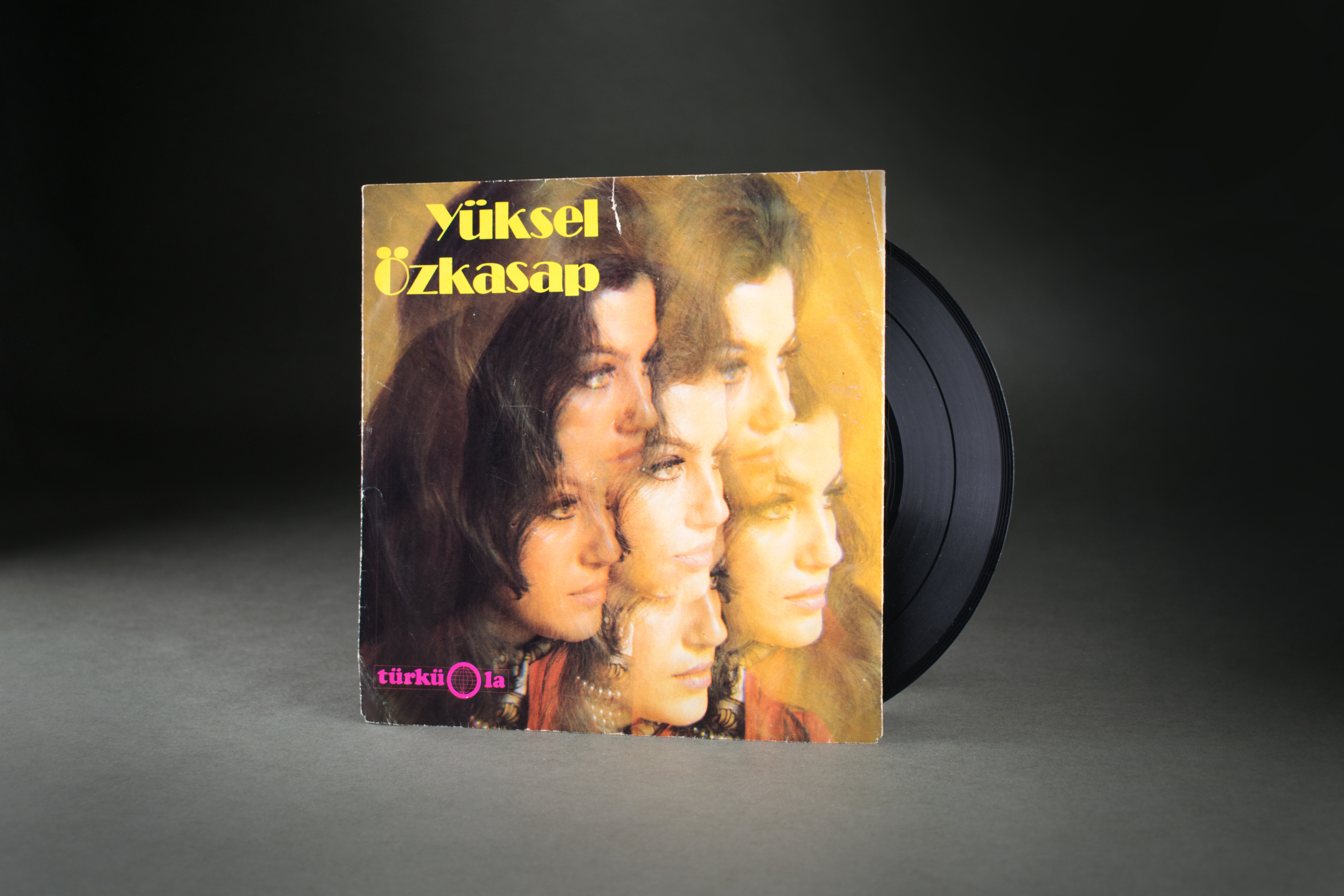 Single von Yüksel Özkasap auf dem Label Türküola, 1968: Yüksel Özkasap kam als Fabrikarbeiterin nach Velbert und arbeitete in der Schlüsselfabrik Stannay, wo sie nebenbei zu singen begann. Daraus entwickelte sich eine Musikkarriere, die ihr von ihren Fans den Beinamen „Köln Bülbülü“ („Nachtigall von Köln“) einbrachte. Özkasap sang an die 500 „Gurbet Türküleri“ („Volkslieder aus der Fremde“) und brachte über 20 Alben heraus. DOMiD-Archiv, Köln, SD 0130 000