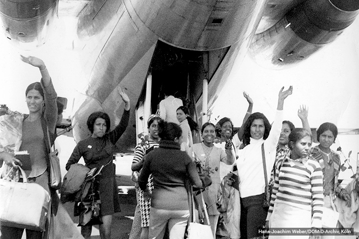 Moroccan women are waving goodbye at the airport in Casablanca before their departure to Germany. Casablanca, 1971. Photo: Hans-Joachim Weber/DOMiD-Archive, Cologne