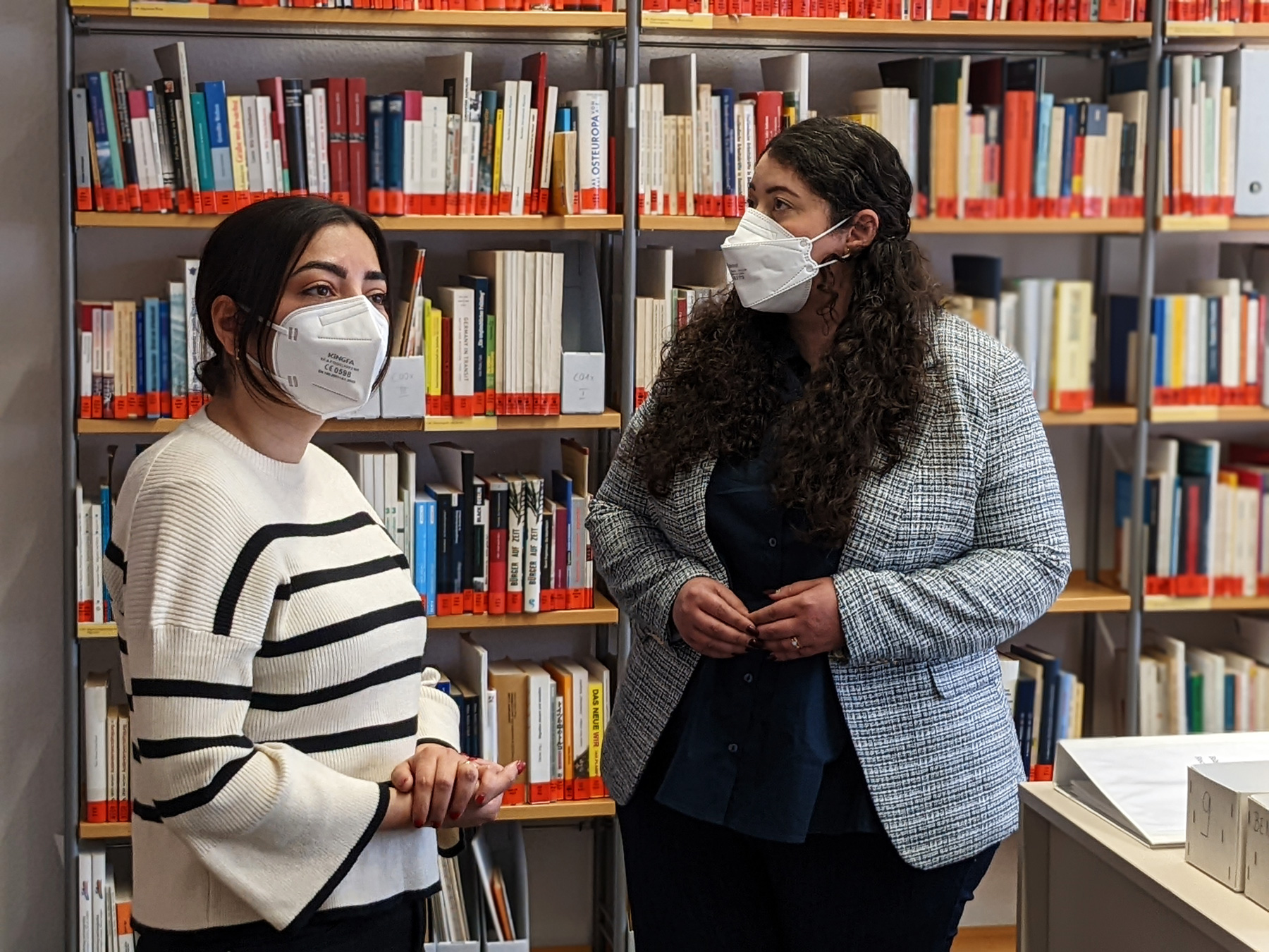 Reem Alabali-Radovan and Sanae Abdi in the DOMiD library, which has many special titles on migration and gray literature.