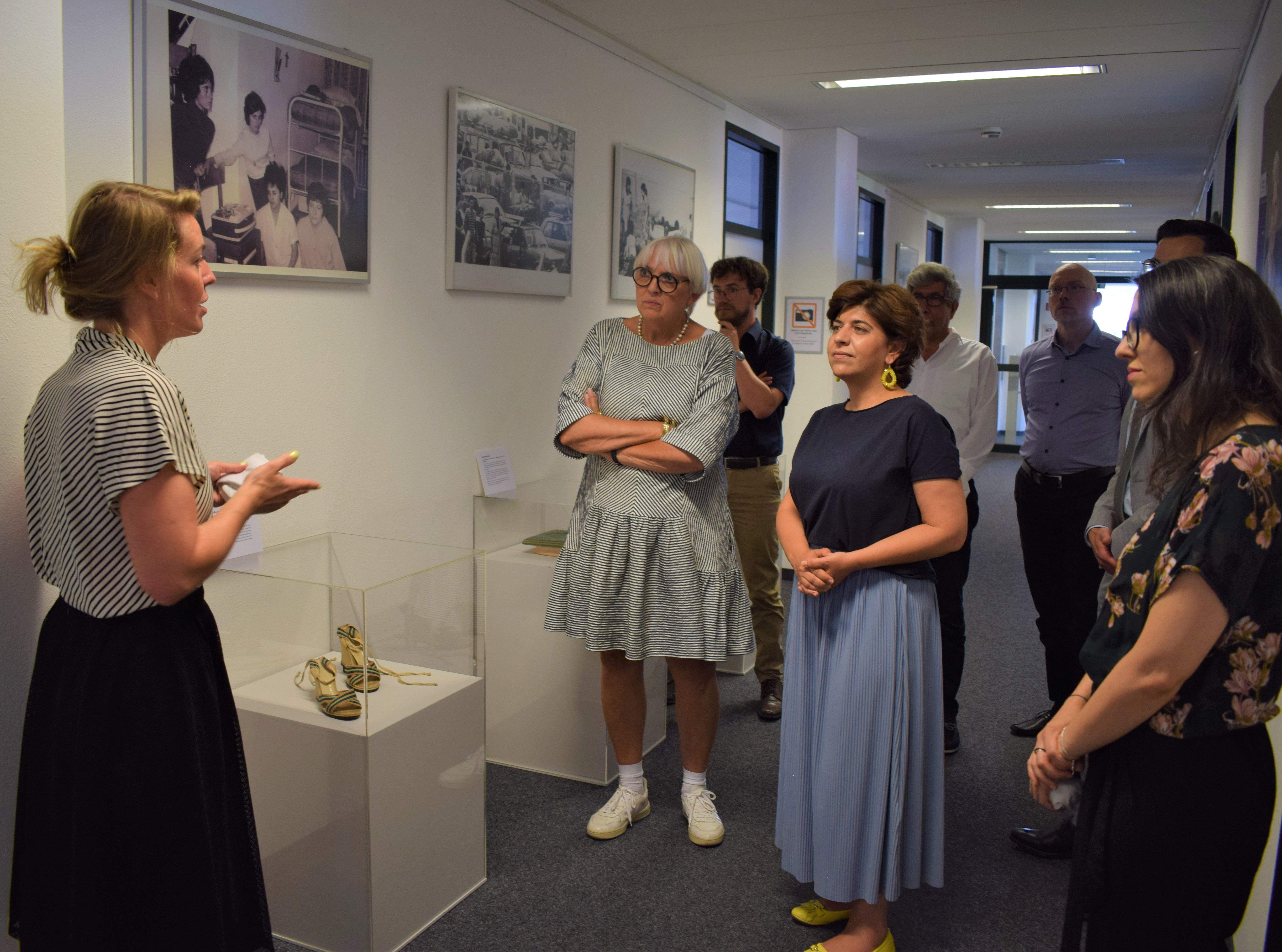 Die Projektleiterin des "Haus der Einwanderungsgesellschaft", Dr. Katrin Schaumburg (im Bild links) gab zusammen mit DOMiDLabs-Projektleiterin Sandra Vacca (rechts im Bild) in einem gemeinsamen Rundgang Einblicke in die DOMiD-Sammlung.