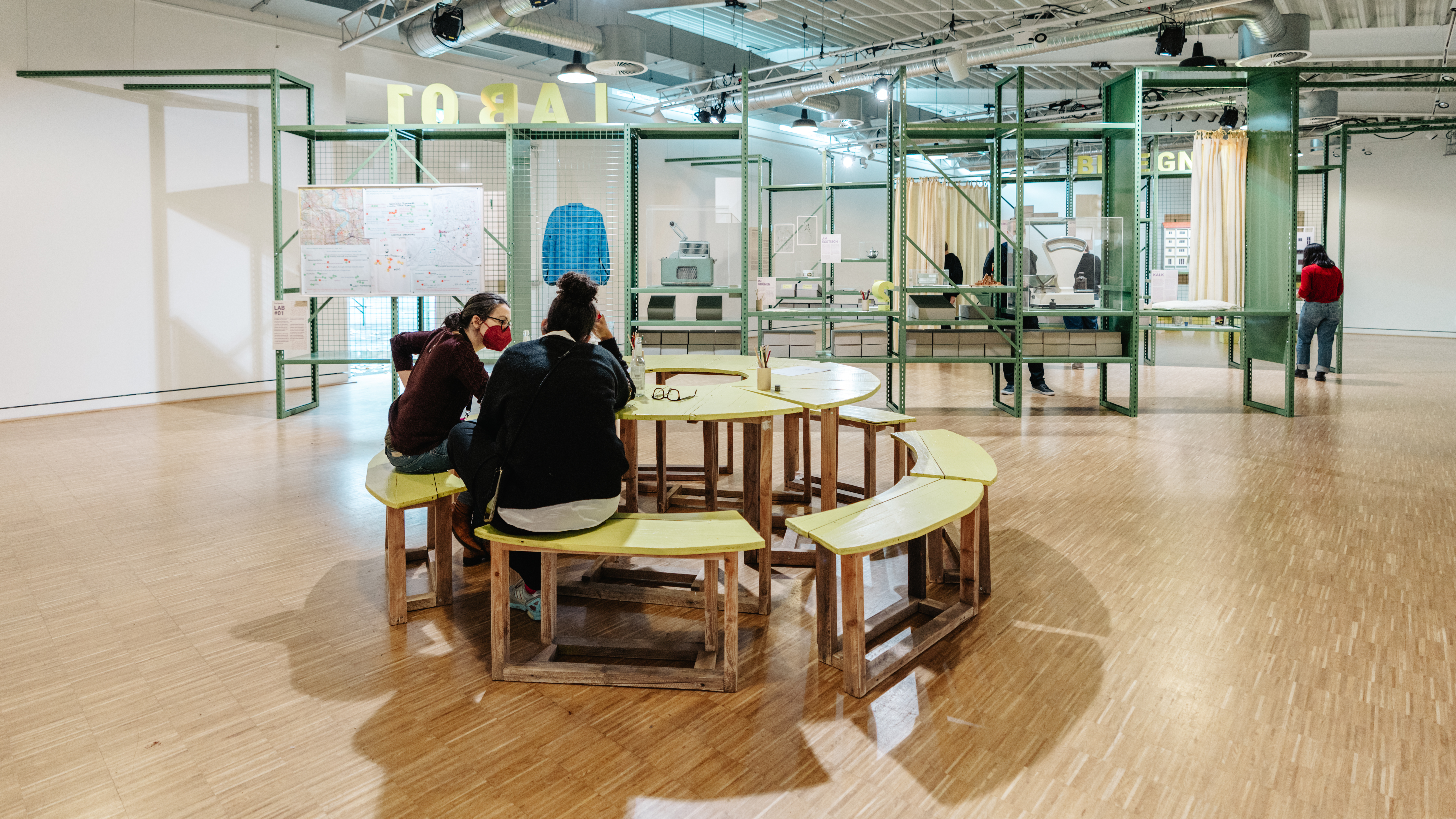 Ebenfalls ausgestellt und benutzt wurden Tisch- und Sitzmodule (im Vordergrund), die im Seminar „Tactical Urbanism“ (Ecosign / TH Köln) von Studierenden entwickelt worden waren. Foto: Fadi Elias - In-Haus Media 2022
