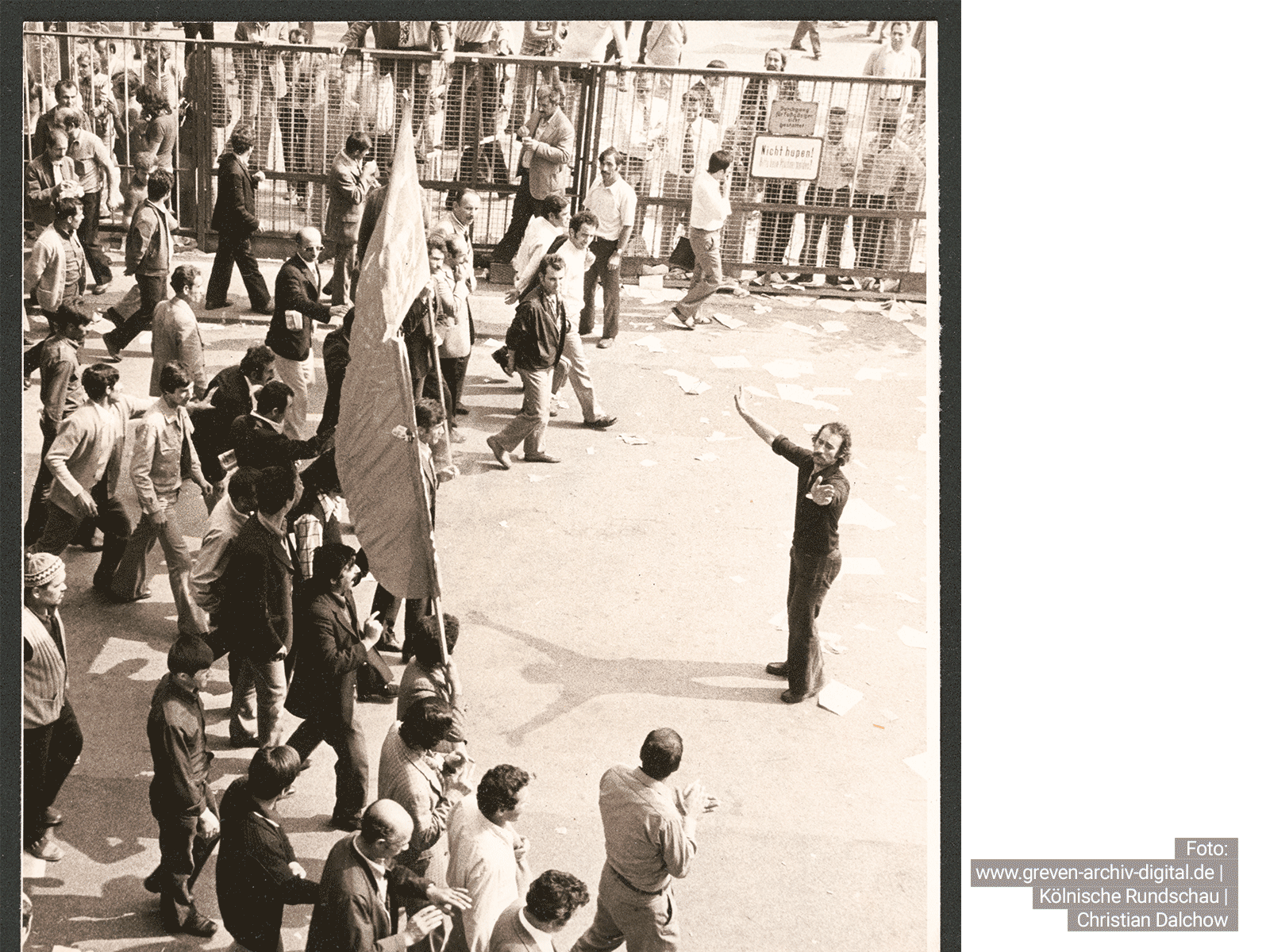 Nur eine Woche nachdem Baha Türgun seine Arbeit bei Ford aufgenommen hatte, fiel ihm die Rolle des Streikführers zu. Am 29.08.1973 orchestrierte er diesen Demonstrationszug im Werk. Foto: www.greven-archiv-digital.de | Kölnische Rundschau | Christian Dalchow